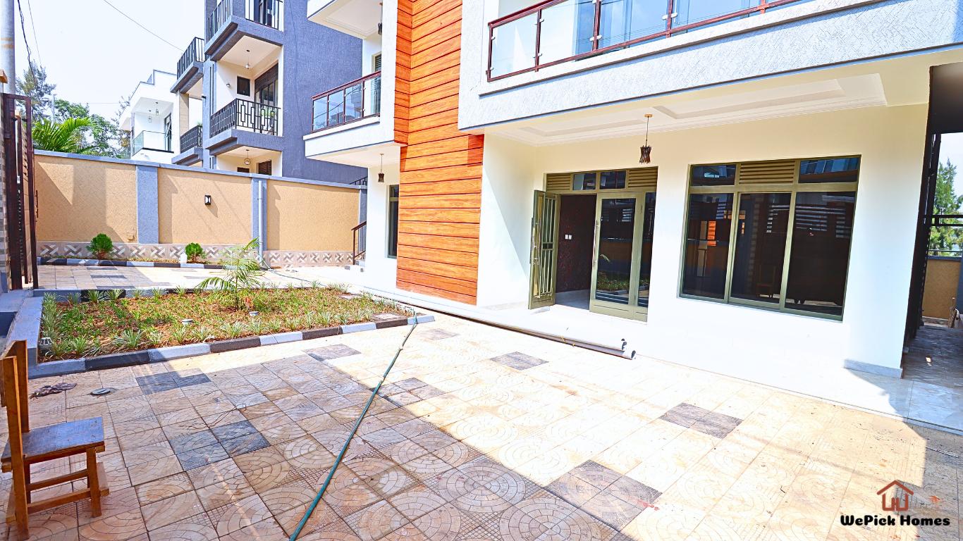 Elegant Three-Story, Six Bedroom House for Sale in... photo 2