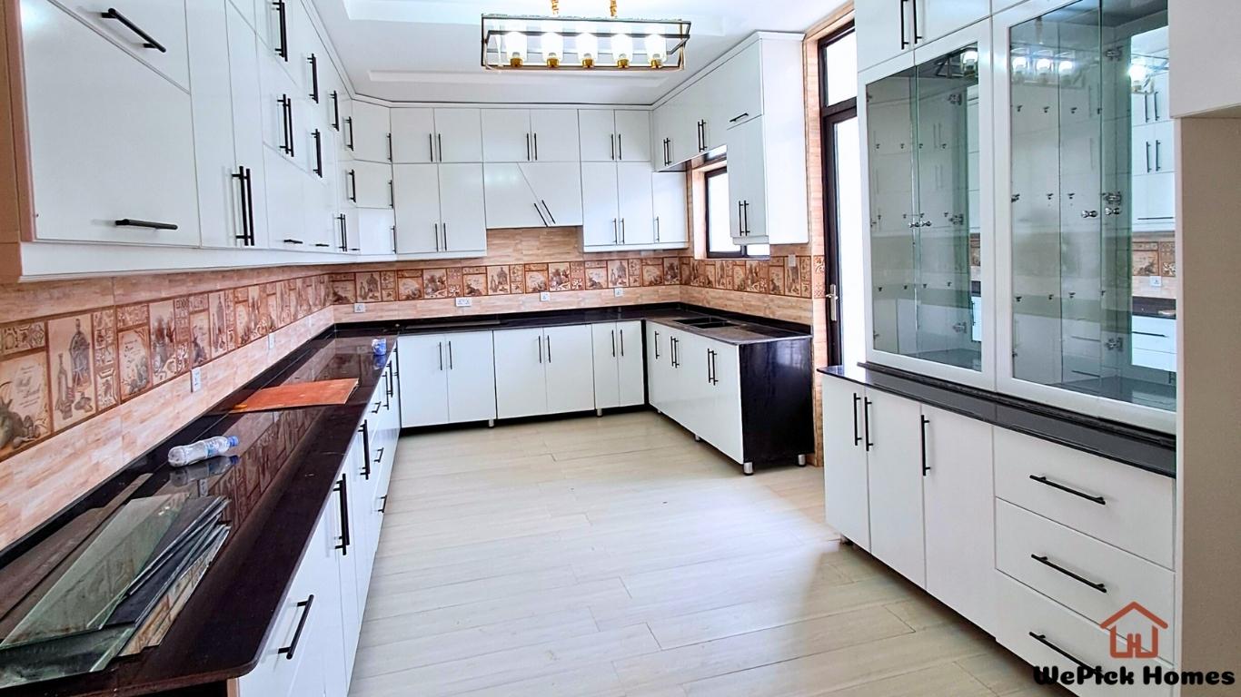 8-Bedroom House For Sale in Kimironko, Kigali | We... photo 4